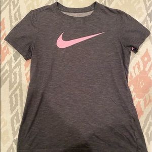 Nike tee size xs can fit small